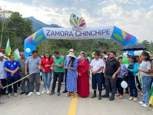 Prefectura entreg&oacute; un proyecto de asfalto en El Pangui