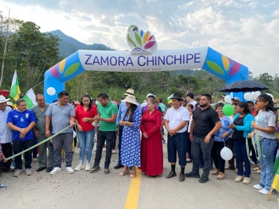 Prefectura entreg&oacute; un proyecto de asfalto en El Pangui