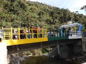 Prefectura entreg&oacute; nuevo puente vehicular sobre la quebrada  El Morocho, Yacuambi
