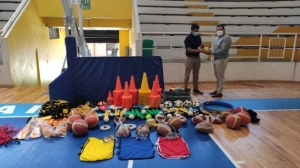 Coordinaci&oacute;n Zonal 7, entrega implementos deportivos a Fede Zamora