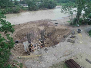 Se reanuda construcci&oacute;n de puente en San Miguel de la Hueca