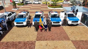 Cinco patrulleros y motocicletas entreg&oacute; empresa privada a la Polic&iacute;a Nacional