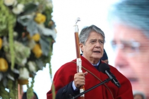 PRESIDENTE GUILLERMO LASSO RECIBI&Oacute; EL BAST&Oacute;N DE MANDO DE LA COMUNIDAD IND&Iacute;GENA