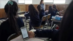 Ministerio de Educaci&oacute;n analiza prohibir celulares en escuelas y colegios de Ecuador
