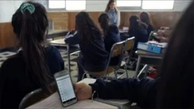 Ministerio de Educaci&oacute;n analiza prohibir celulares en escuelas y colegios de Ecuador