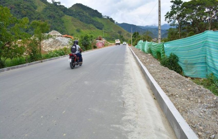 Trabajos de cunetas se realizan en asfalto Nambija Bajo Puente Azul