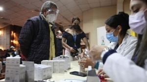 Tras larga espera, 110 afiliados al IESS reciben medicamentos donados