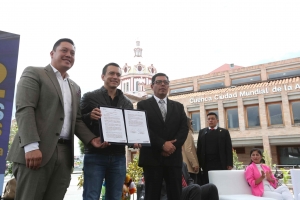 Gobierno entrega cr&eacute;dito para ciclov&iacute;as en Cuenca y casas en La Troncal