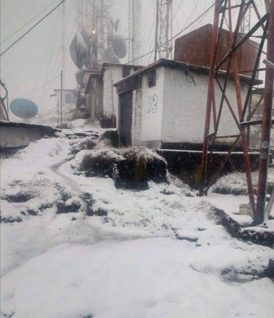 Nieve cubri&oacute; las antenas de medios de comunicaci&oacute;n en el cerro Pilishurco en Ambato