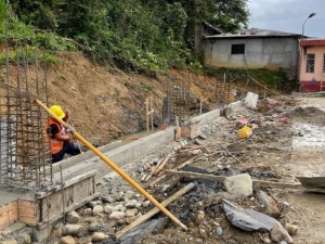 Nueva cubierta con grader&iacute;o sobre la cancha de uso m&uacute;ltiple en el barrio 18 de Noviembre en Yantzaza