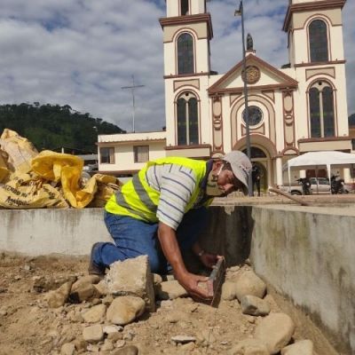 Inician trabajos de embellecimiento del parque central de Yantzaza