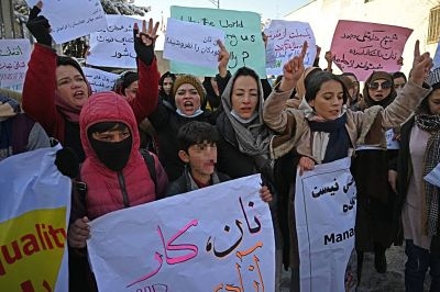 Mujeres afganas salen a protestar en contra de talibanes