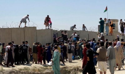 P&aacute;nico y caos en el aeropuerto de Kabul: afganos desesperados intentan escapar