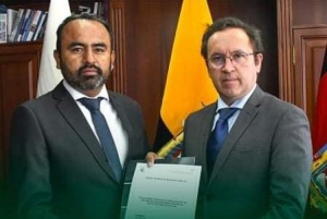 ARCOTEL entreg&oacute; al alcalde de Centinela del C&oacute;ndor, el t&iacute;tulo habilitante de radio p&uacute;blica C&oacute;ndor 104.5 FM