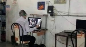 Profesor que no tiene Internet en su casa acude todos los d&iacute;as a un 'cyber' caf&eacute; para poder dar clases
