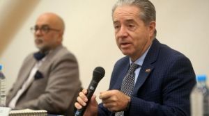 Ministro de Salud dice que m&eacute;dicos fallecidos con covid-19 se contagiaron 'en el &aacute;mbito social.