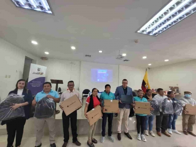 Docentes de Yantzaza y El Pangui reciben kits tecnol&oacute;gicos