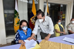 MUNICIPIO ENTREGA AMBULANCIA AL CENTRO DE SALUD PALANDA