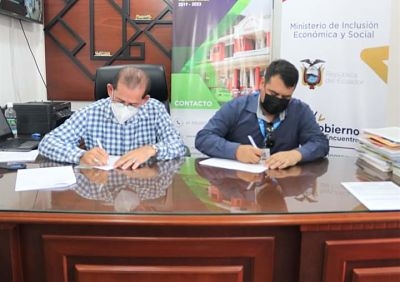 Alcalde de Nangaritza firma convenio con el MIES