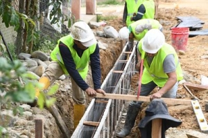 Avanza construcci&oacute;n de aceras y bordillos para la ciudad de Panguintza