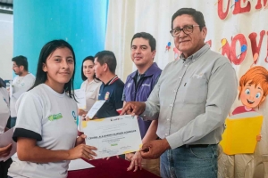 M&aacute;s de 200 estudiantes y docentes de la Unidad Educativa 10 de Noviembre se capacitaron en educaci&oacute;n ambiental
