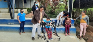 Durante visita a usuarios con discapacidad, director del MIES entreg&oacute; andador a menor en Chinchipe