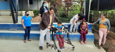 Durante visita a usuarios con discapacidad, director del MIES entreg&oacute; andador a menor en Chinchipe